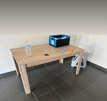 Eettafel  beschikbaar voor biedingen