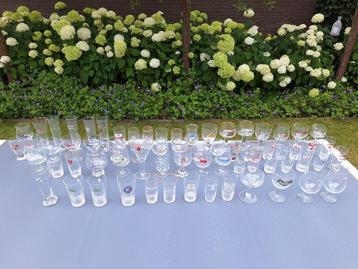 partij van 66 verschillende bierglazen beschikbaar voor biedingen
