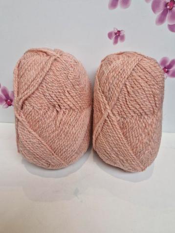 2 Bollen Wol 🧶 beschikbaar voor biedingen