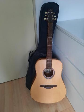 Guitare LAG 4 seasons avec housse, Musique & Instruments, Enlèvement, Utilisé, Guitare Western ou Guitare Folk, Avec valise