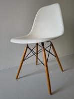 4 originele Vitra Eames DSW eetkamerstoelen houten onderstel, Ophalen, Wit, Zo goed als nieuw, Vier