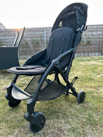 Zwarte buggy beschikbaar voor biedingen