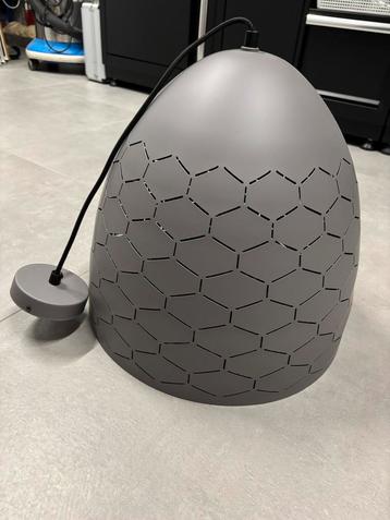 Grijze hanglamp beschikbaar voor biedingen