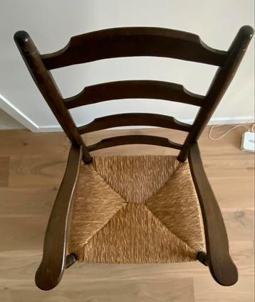 Twee prachtige tafel armstoelen beschikbaar voor biedingen