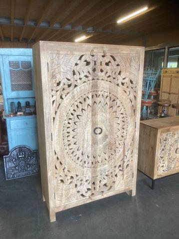 Armoire/buffet unique en bois sculpté en Inde, fabriqué à la