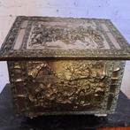 Coffre en bois decoration bronze or., Antiquités & Art, Enlèvement, Bronze