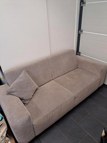 Siège en tissu gris avec pied noir et coussin assorti