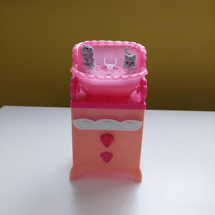 Barbie kast met poezenmand, Verzamelen, Poppenhuizen en Toebehoren, Gebruikt, Ophalen of Verzenden