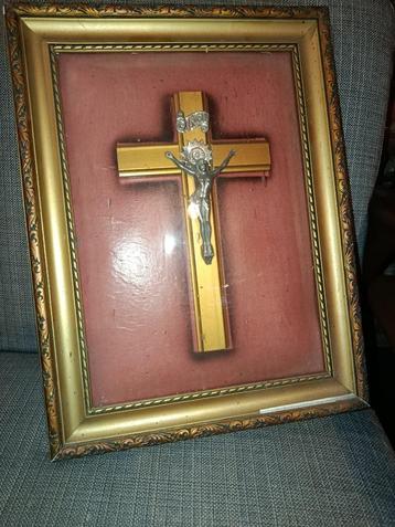 Vintage kruisbeeld onder gebogen glas beschikbaar voor biedingen