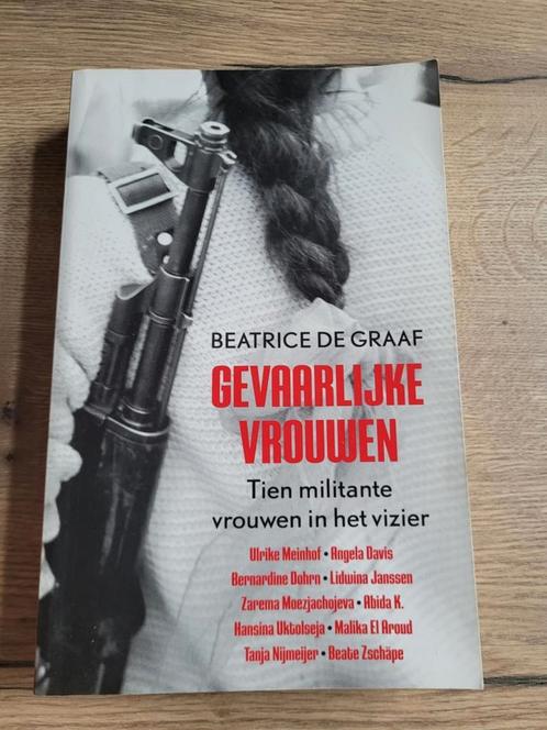 Boek : Gevaarlijke vrouwen / Beatrice de Graaf, Boeken, Oorlog en Militair, Zo goed als nieuw, Ophalen of Verzenden