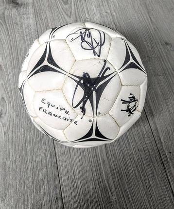 Équipe de France 1998 ballon signé !!  beschikbaar voor biedingen