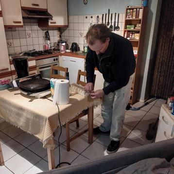 Een eettafel met 4stoelen zo goed als nieuw  beschikbaar voor biedingen
