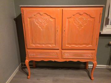 Antieke kastje op poten beschikbaar voor biedingen