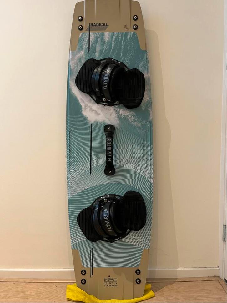 Flysurfer radical 8 -132, Watersport en Boten, Kitesurfen, Zo goed als nieuw, Kiteboard, Twintip, Ophalen of Verzenden