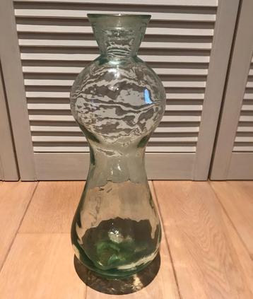 Vase en verre  disponible aux enchères