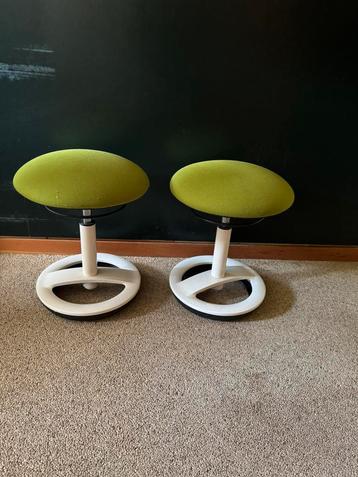 2x ergonomische balanskruk–zitbal op wit frame–groen textiel beschikbaar voor biedingen