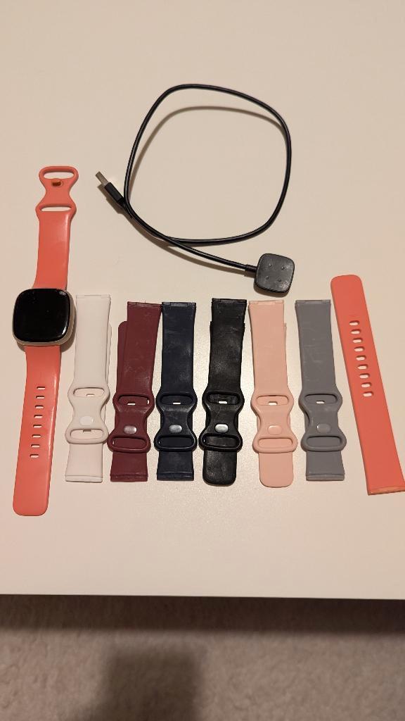 Fitbit Versa 3, Handtassen en Accessoires, Smartwatches, Gebruikt, Oranje, Afstand, Calorieverbanding, Hartslag, Slaap, Stappen