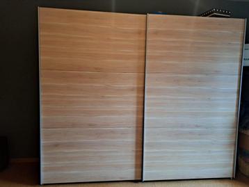 Grote kleerkast met schuifdeuren beschikbaar voor biedingen
