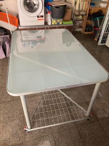 Grote bureau tafel met veiligheidsglas mooie staat  beschikbaar voor biedingen