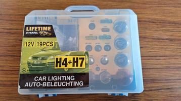 Set van auto lampen in handige opbergbox. beschikbaar voor biedingen