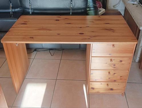 Petit bureau en pin avec 4 tiroirs, Huis en Inrichting, Bureaus, Gebruikt, Bureau, Ophalen