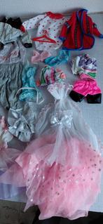 Vêtements vintage Barbie : divers : 34 pièces+4 porte-mantea, Enfants & Bébés, Enlèvement ou Envoi, Comme neuf, Barbie