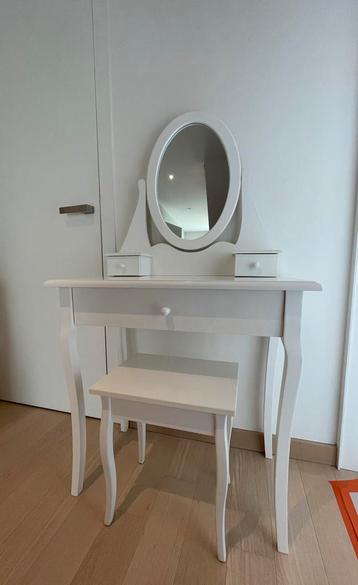 Coiffeuse et tabouret beschikbaar voor biedingen