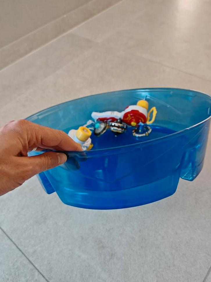 Infinity Nado - arène de combat avec 2 toupies magnétiques, Hobby & Loisirs créatifs, Jeux de société | Autre, Utilisé, 1 ou 2 joueurs