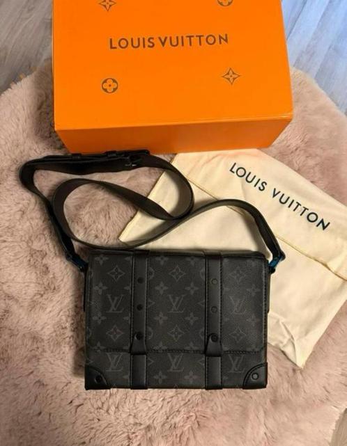 Louis Vuitton Trunk messenger bag (origineel), Handtassen en Accessoires, Tassen | Schoudertassen, Zo goed als nieuw, Overige merken