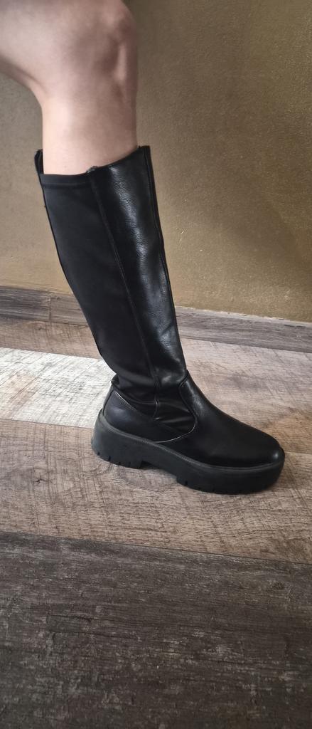 ️Bottes noires BERSHKA – bon état, très peu portées️, Kleding | Dames, Schoenen, Zo goed als nieuw, Zwart, Ophalen