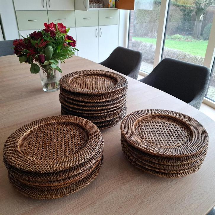 Stock d'assiettes de présentation en osier, Maison & Meubles, Accessoires pour la Maison | Sous-verres & Sous-plats, Comme neuf