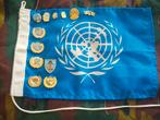 UN-set - vlag 28x19 cm + 12 pinnen inclusief zeldzame., Ophalen of Verzenden, Landmacht, Embleem of Badge