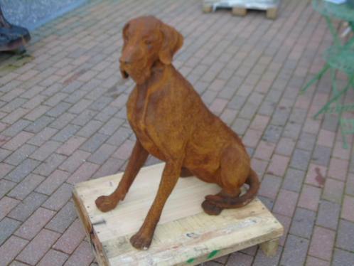 Standbeeld van een zittende roestige gietijzeren hond, H 95, Tuin en Terras, Tuinbeelden, Nieuw, Dierenbeeld, Metaal, Ophalen