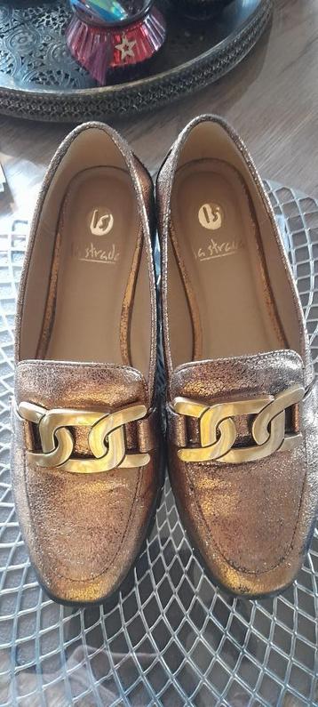 mocassins goudkleurig merk, La strada beschikbaar voor biedingen