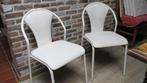 Twee metalen keukenstoelen met witte kunststof zit, Ophalen, Twee, Wit, Zo goed als nieuw