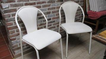Twee metalen keukenstoelen met witte kunststof zit beschikbaar voor biedingen