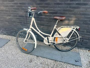 Meisjes fiets ( +- 8 tot 12 j ) .Volledige in orde beschikbaar voor biedingen