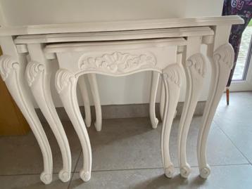 Tables gigogne de style chêne cérusé dessus cannage & verre beschikbaar voor biedingen