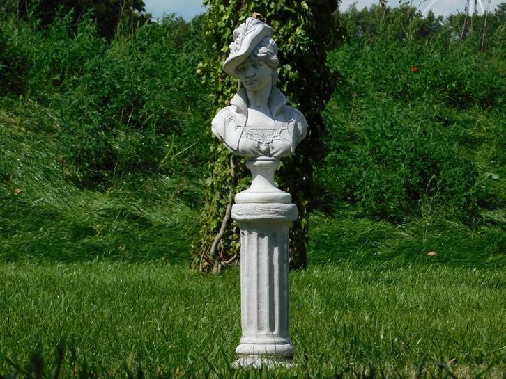 Buste de femme noble sur piédestal, plein de pierre, Jardin & Terrasse, Statues de jardin, Pierre, Enlèvement ou Envoi
