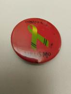 Een speld of button van een soort kenteken erop kleur versch, Verzamelen, Speldjes, Pins en Buttons, Ophalen, Button