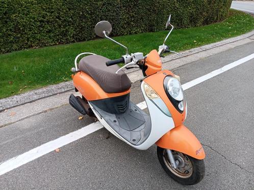 Scooter Sym mio classe b 16000 km comme neuf nickel 575€!, Vélos & Vélomoteurs, Scooters | SYM, Comme neuf, Mio, Classe B (45 km/h)