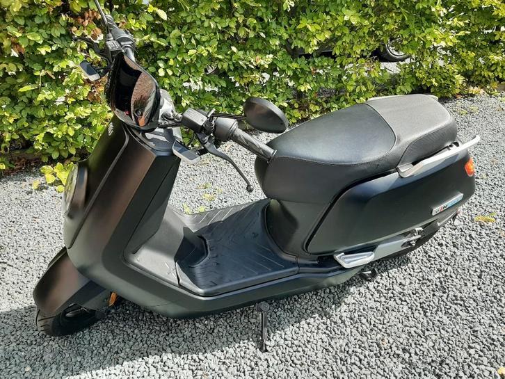 Elektrische brommer NIU, Fietsen en Brommers, Brommers | Overige merken, Zo goed als nieuw, Klasse B (45 km/u), Ophalen