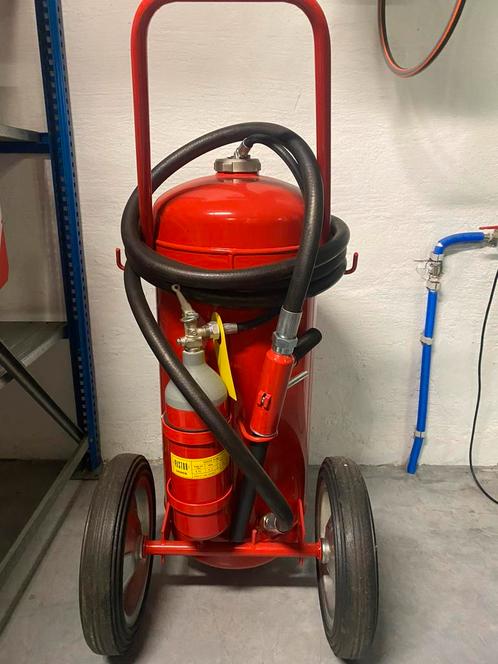 Grote brandblusser op wielen (snelblusser met poeder), Huis en Inrichting, Brandblussers en Brandkasten, Nieuw, Brandblusser, Ophalen