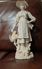 Biscuit, porseleinen beeldje met dame,gesigneerd, Antiek en Kunst, Antiek | Porselein, Ophalen of Verzenden