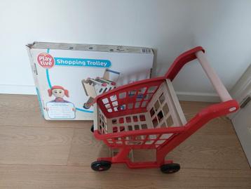 Set van 2 winkelwagentjes (hout en plastic) beschikbaar voor biedingen