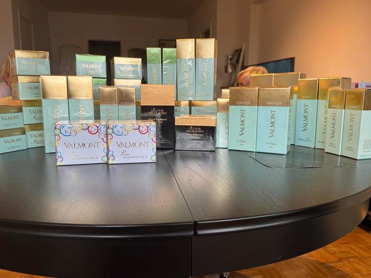 Produits Valmont neuf, Handtassen en Accessoires, Uiterlijk | Cosmetica en Make-up, Nieuw, Make-up, Ophalen of Verzenden