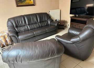 Antieke lederen salon beschikbaar voor biedingen