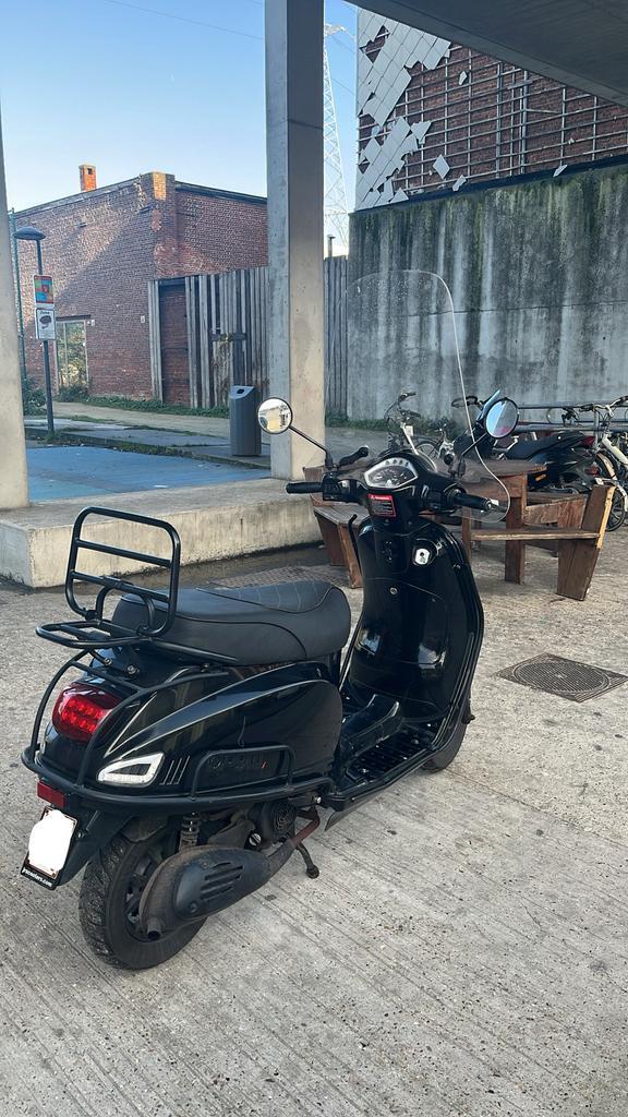 Agm Vx50, Fietsen en Brommers, Snorfietsen en Snorscooters, Zo goed als nieuw, Benzine, Ophalen