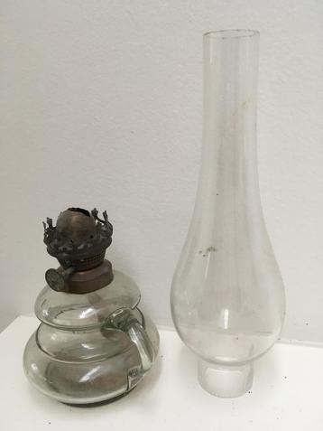 Ancienne lampe à pétrole en verre