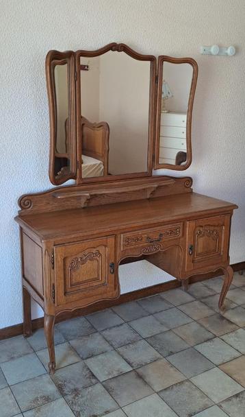 Antieke kaptafel in vol hout beschikbaar voor biedingen